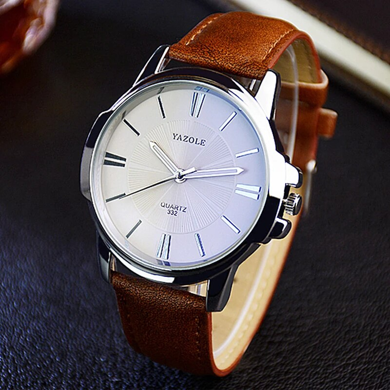 Montre de luxe en cuir et verre bleu