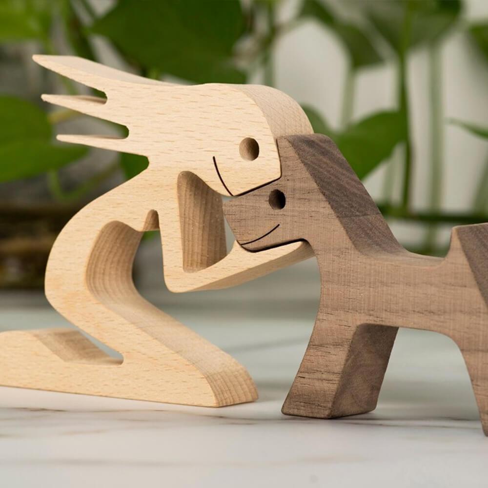 Sculpture en bois d'un homme et d'un chien