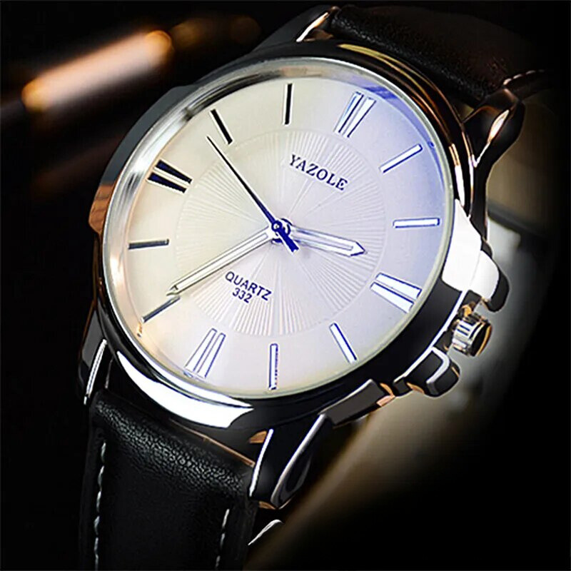 Montre de luxe en cuir et verre bleu