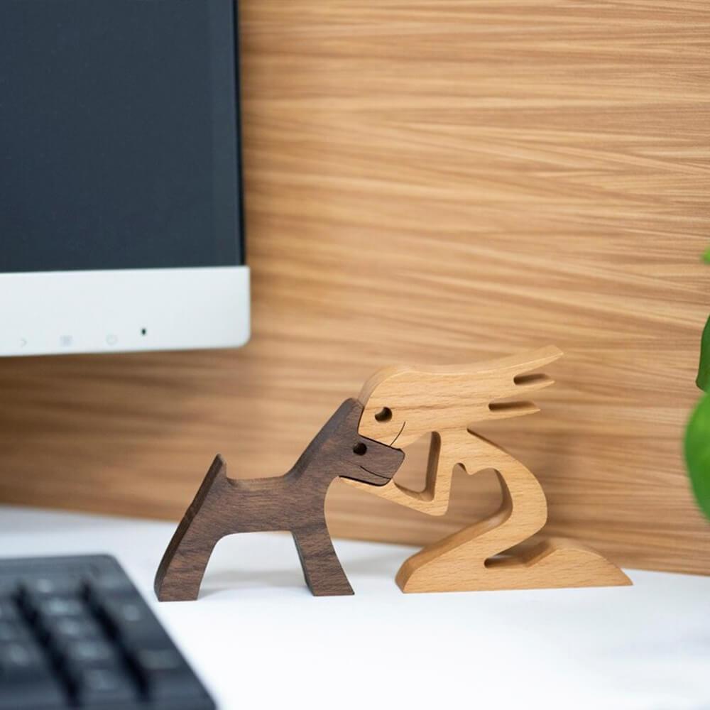 Sculpture en bois d'un homme et d'un chien