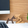 Sculpture en bois d'un homme et d'un chien