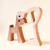Sculpture en bois d'un homme et d'un chien