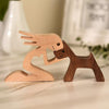 Sculpture en bois d'un homme et d'un chien