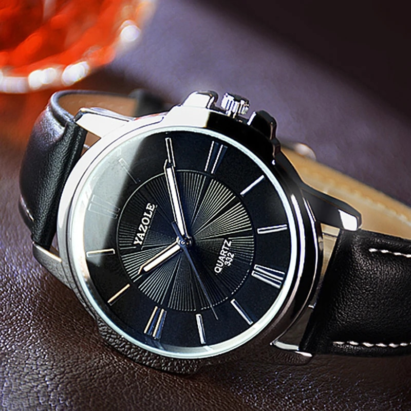 Montre de luxe en cuir et verre bleu