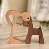 Sculpture en bois d'un homme et d'un chien