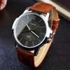 Montre de luxe en cuir et verre bleu