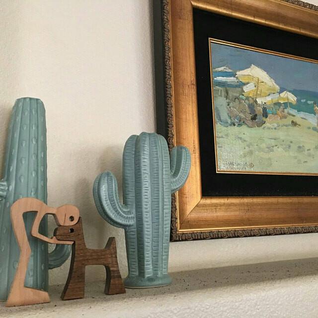 Sculpture en bois d'un homme et d'un chien